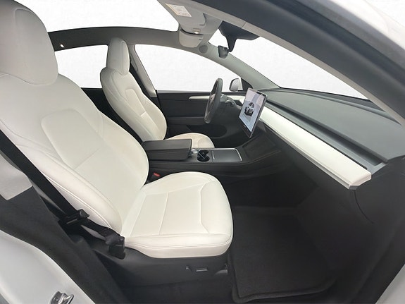 Tesla Model Y 28 of 30