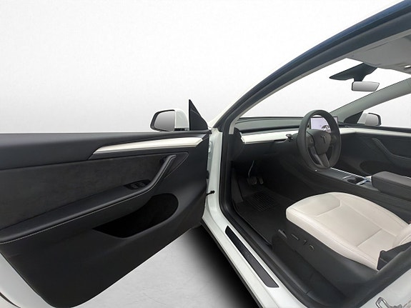 Tesla Model Y 13 of 30