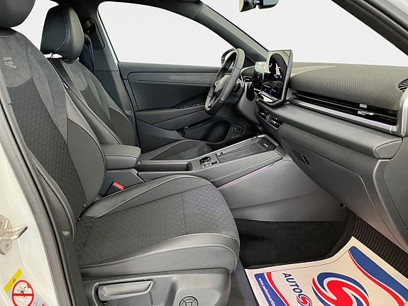 Volkswagen T-Roc 8 of 17