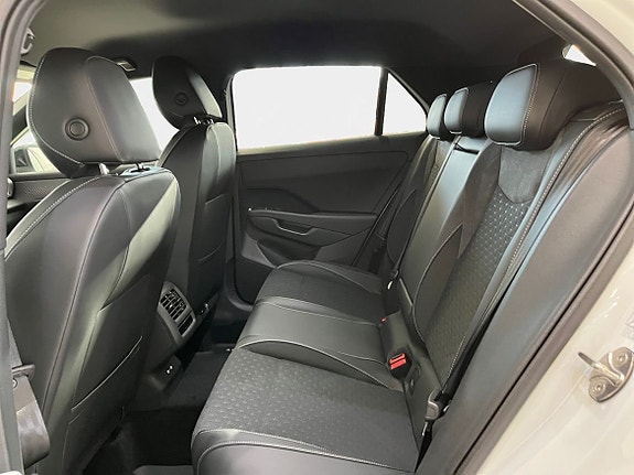 Volkswagen T-Roc 12 of 17