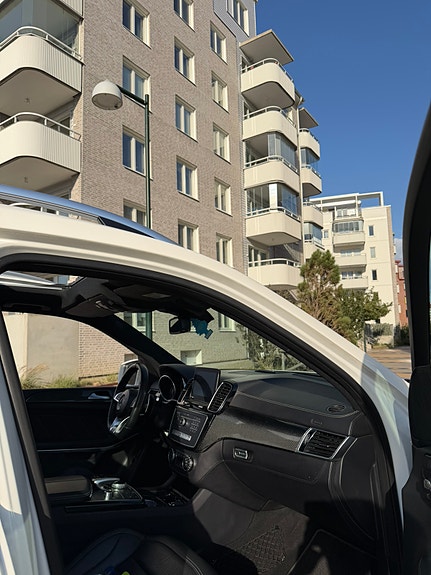 Mercedes-Benz GLS63 17 of 19