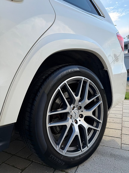 Mercedes-Benz GLS63 8 of 19