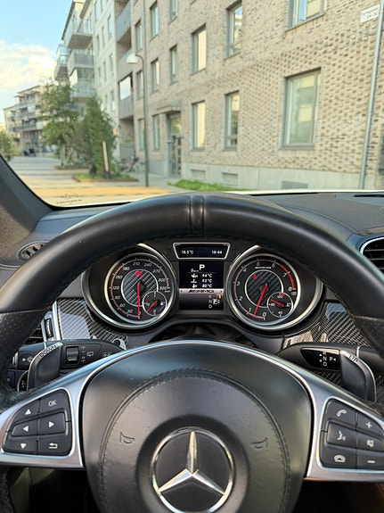 Mercedes-Benz GLS63 15 of 19