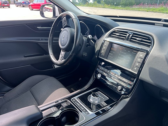Jaguar XE 5 of 5