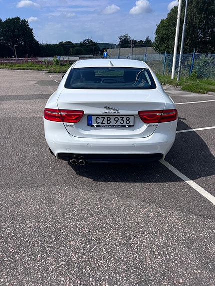 Jaguar XE 3 of 5