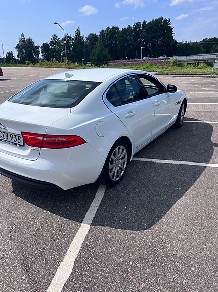Jaguar XE 2 of 5