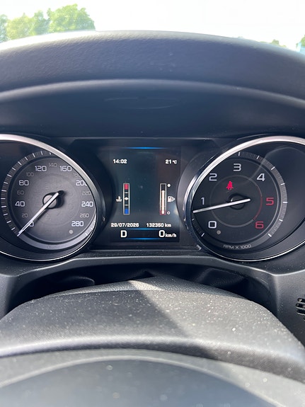 Jaguar XE 4 of 5