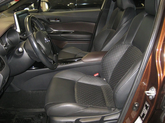 Toyota C-HR 9 of 16
