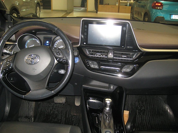 Toyota C-HR 8 of 16