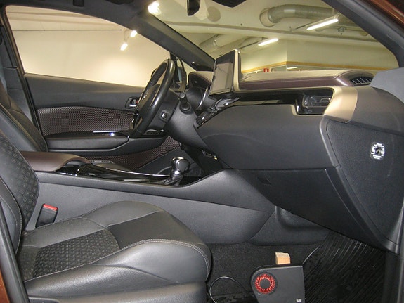 Toyota C-HR 7 of 16