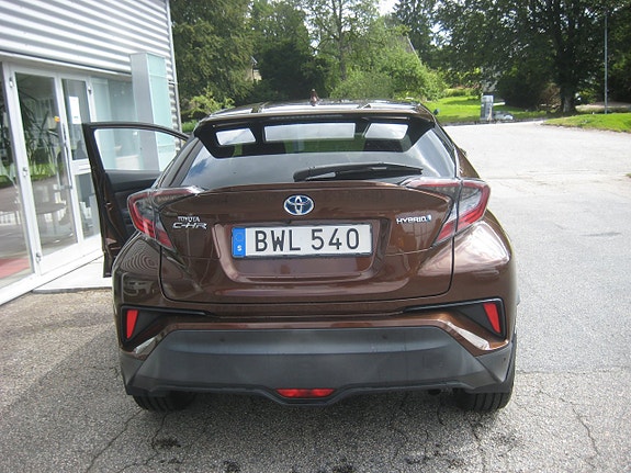 Toyota C-HR 4 of 16