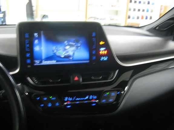 Toyota C-HR 12 of 16