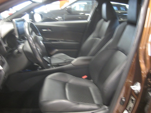 Toyota C-HR 10 of 16