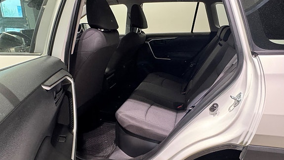 Toyota RAV4 6 of 15
