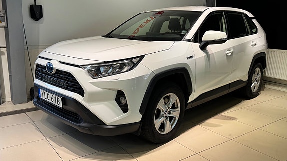 Toyota RAV4 2 of 15