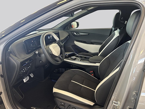 Kia EV6 8 of 16