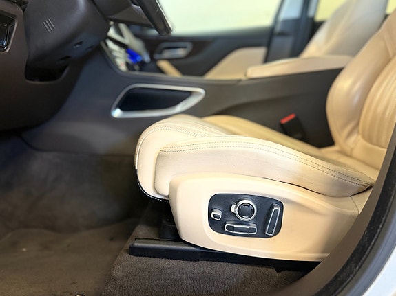 Jaguar F-PACE 11 of 18