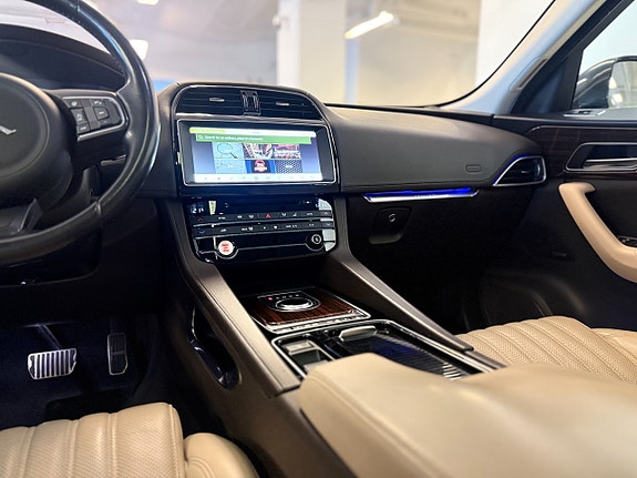 Jaguar F-PACE 12 of 18
