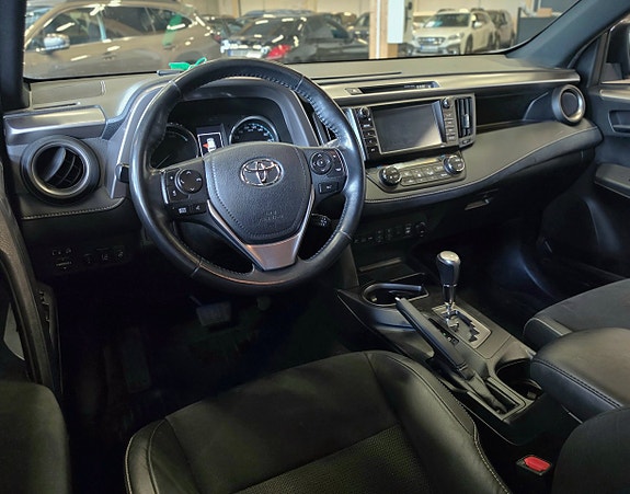 Toyota RAV4 11 of 17