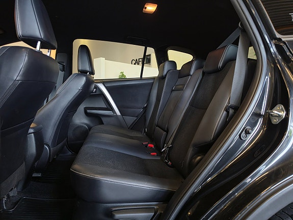 Toyota RAV4 10 of 17