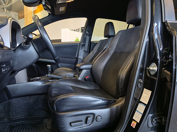 Toyota RAV4 8 of 17