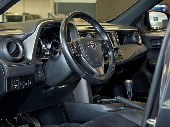Toyota RAV4 7 of 17