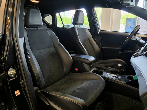Toyota RAV4 9 of 17