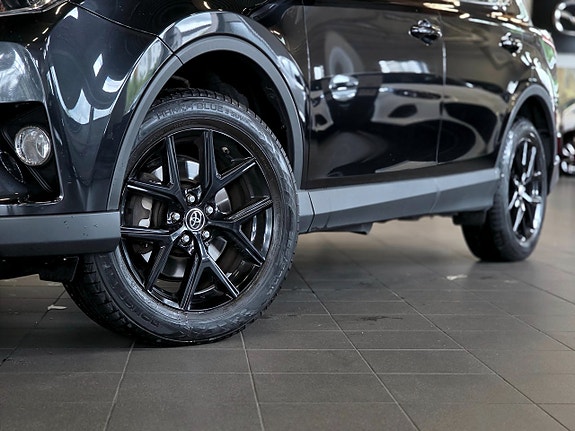Toyota RAV4 6 of 17
