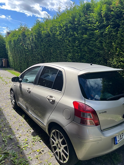 Toyota Yaris 5 of 9