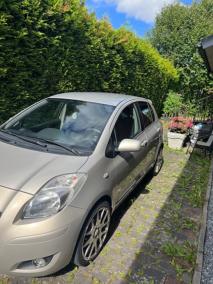 Toyota Yaris 7 of 9