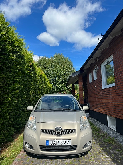 Toyota Yaris 2 of 9