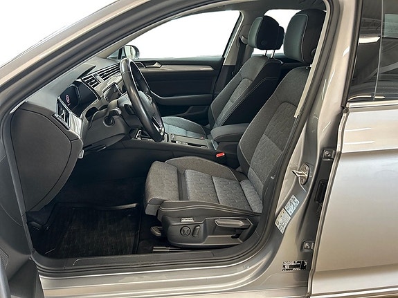 Volkswagen Passat 10 of 16