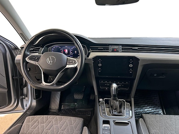 Volkswagen Passat 12 of 16