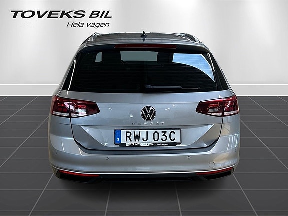 Volkswagen Passat 4 of 16