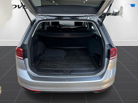 Volkswagen Passat 9 of 16
