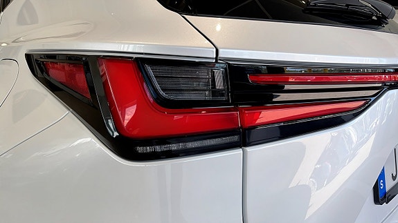 Lexus NX350h 13 of 15