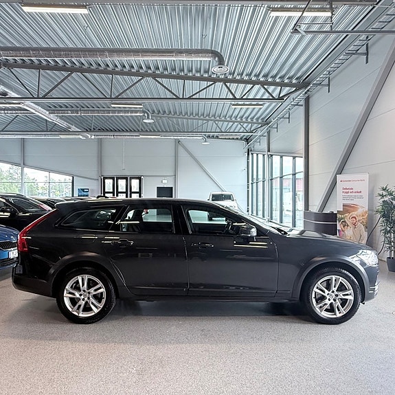 Volvo V90 Cross Country 2 of 22