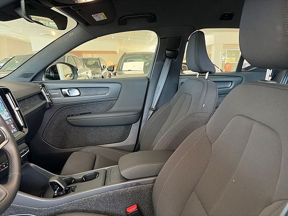 Volvo EX40 11 of 21