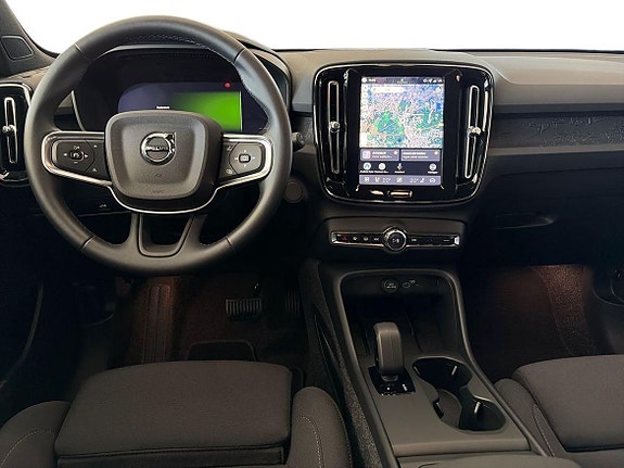 Volvo EX40 13 of 21