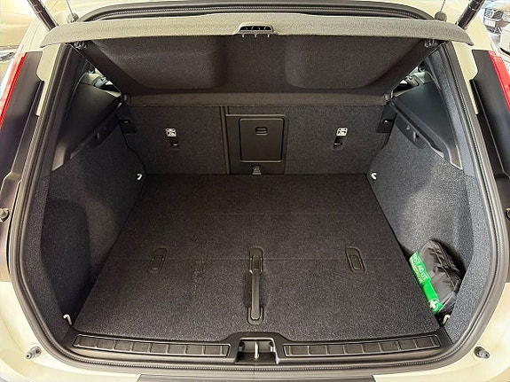Volvo EX40 18 of 21