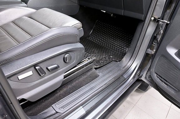 Volkswagen Amarok 11 of 23