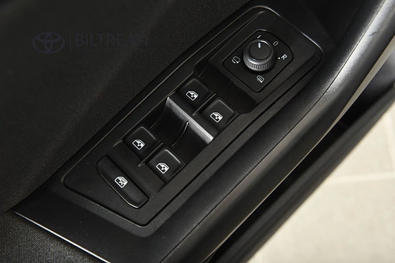Volkswagen T-Roc 10 of 15
