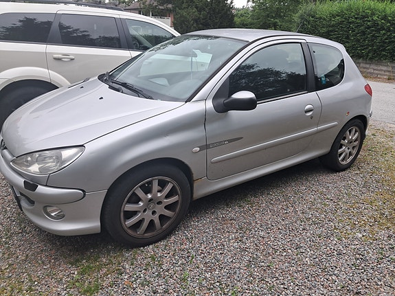 Peugeot 206 2 of 12