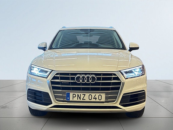 Audi Q5 2 of 19