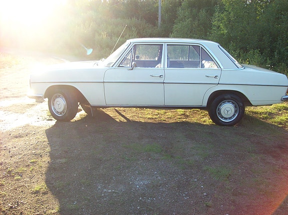 Mercedes-Benz 220 D 4 of 9