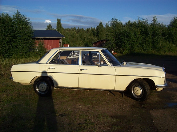 Mercedes-Benz 220 D 2 of 9