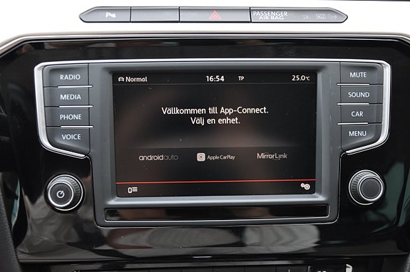 Volkswagen Passat 11 of 14