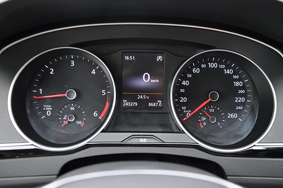 Volkswagen Passat 12 of 14