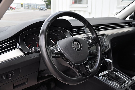 Volkswagen Passat 10 of 14