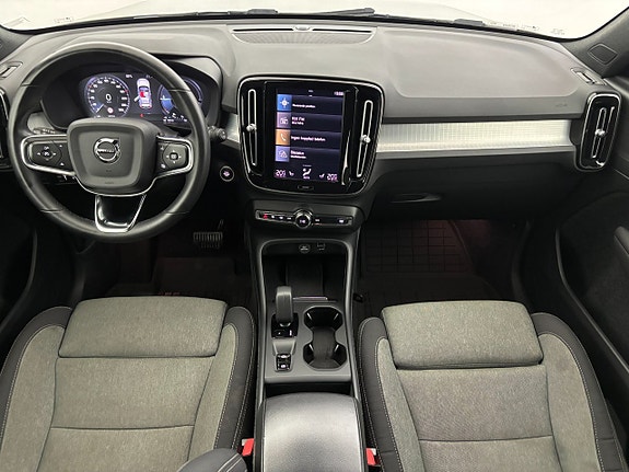 Volvo XC40 17 of 23